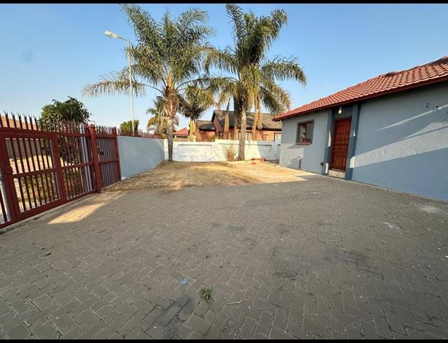 3 BEDROOM HOUSE FOR SALE IN LOTUS GARDENS
